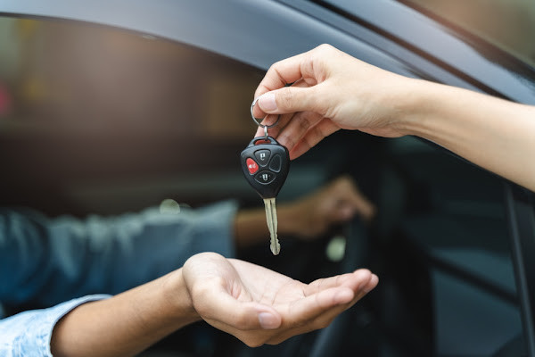 Bingung Pilih Sewa Mobil Lepas Kunci atau Plus Supir? Pertimbangkan 4 Hal Ini Sebelum Memutuskan!
